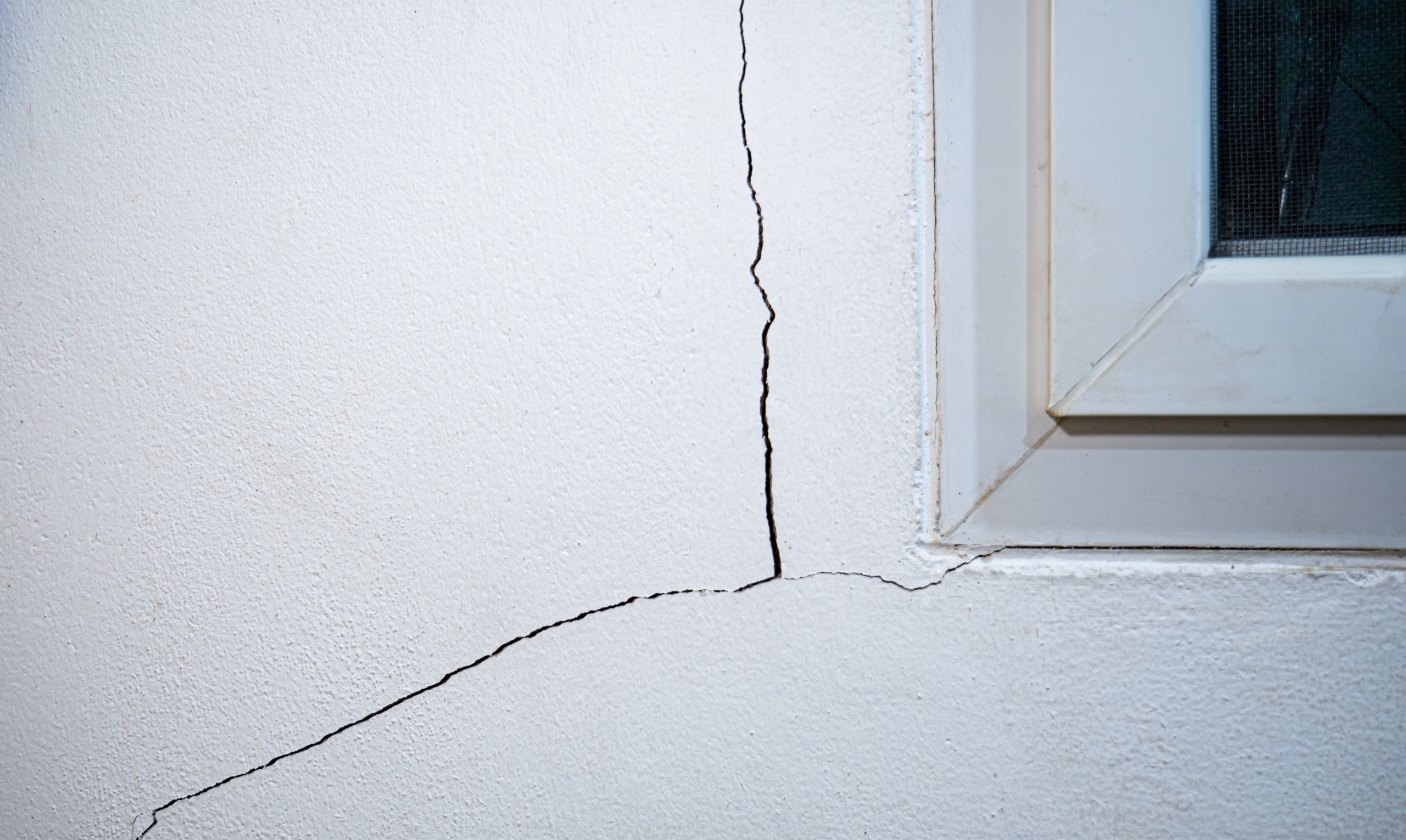 image of a diagonal crack in a wall due to subsidence